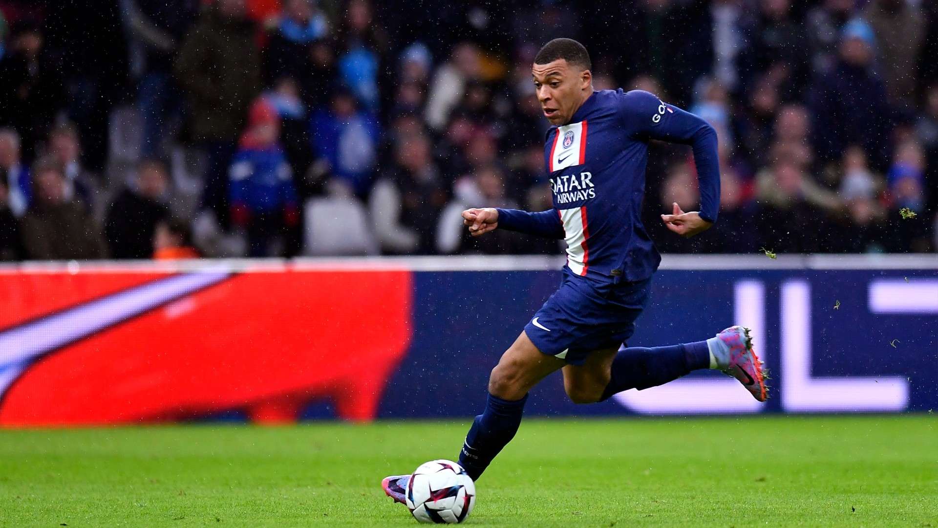 萨内愿为续约放弃固定薪水留在拜仁成焦点